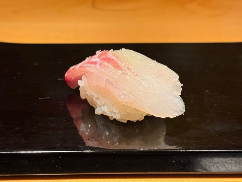 皮際の赤みを残した真鯛の握り