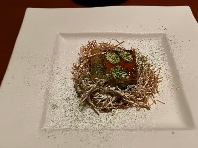 里芋のクリームプリン。揚げた刻み湯葉と黄身ソース