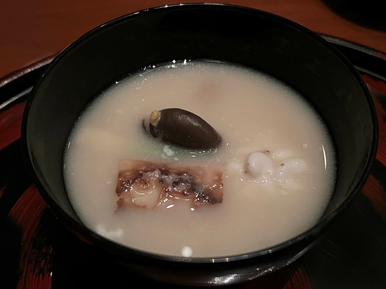 白味噌仕立ての椀。炙った真鱈の雲子と大黒占地が入っている