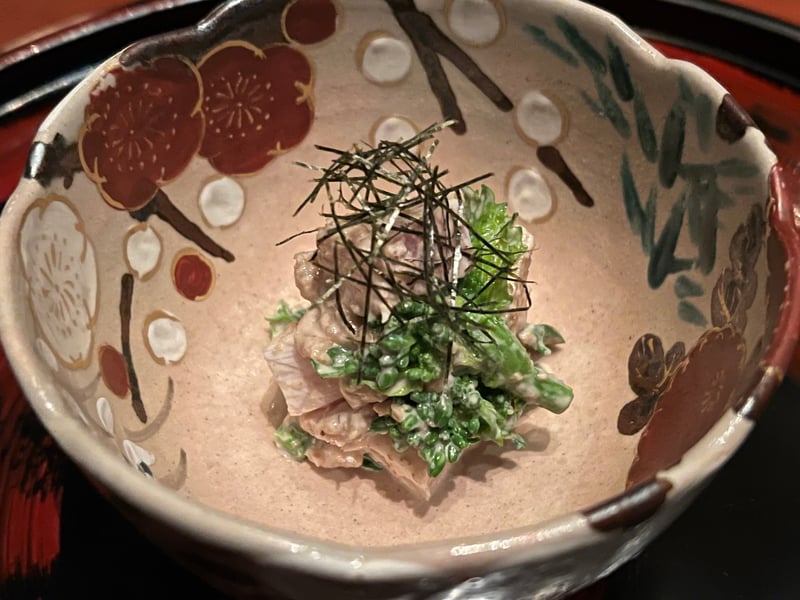 胡桃で和えた鰤の温薫炙りに、京菜種と富有柿