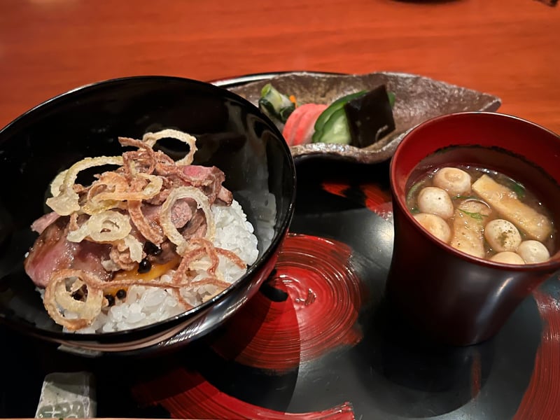和牛の香味炙り焼きご飯。玉ねぎチップと黄身がのる