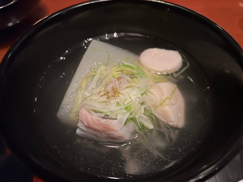 甘鯛と帆立貝の沢煮。聖護院大根、うるい、椎茸が入っている