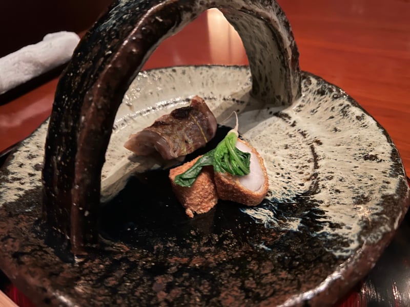 黒酒で焼いた黒むつと、海老芋のおかき揚げ