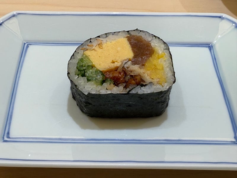 染付の角皿に、厚焼き卵と青みを巻き込んだ太巻きを一切れ