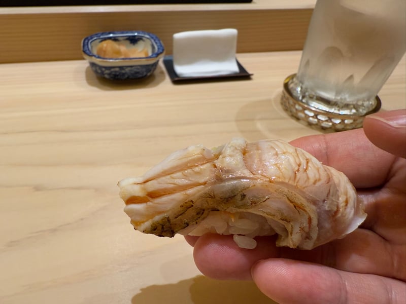 手に取った佐渡のノドグロの握り
