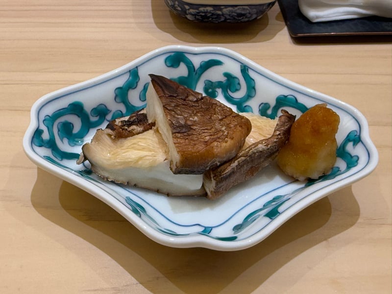 色絵の小鉢に、焼いた八色しいたけを切り分けて