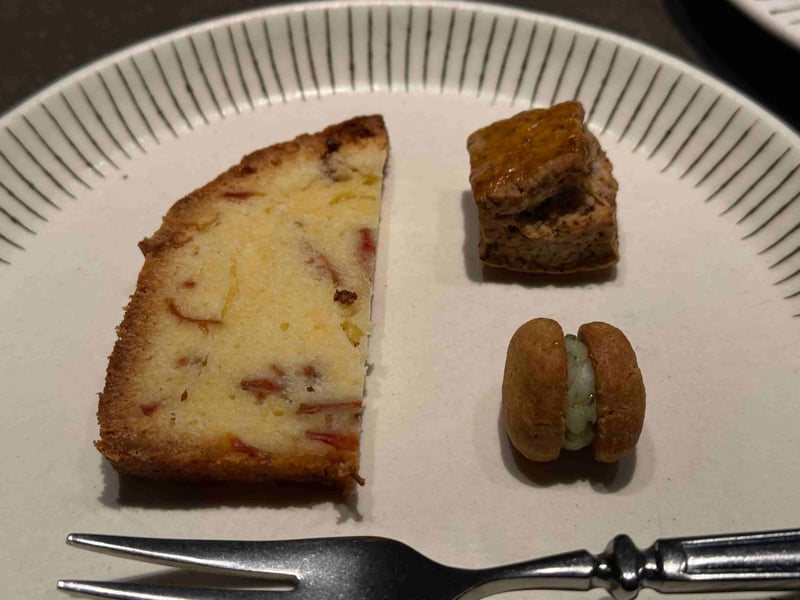 ニンジンのパウンドケーキ、スコーン、緑のクリームを挟んだ小さなクッキー