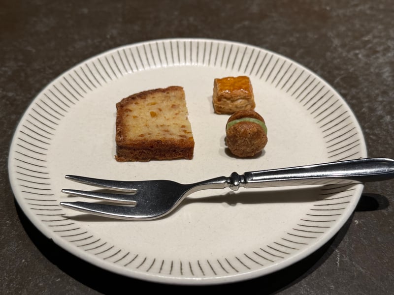 柿のパウンドケーキ、小さな山椒のパイ、緑のクリームを挟んだ丸いクッキー