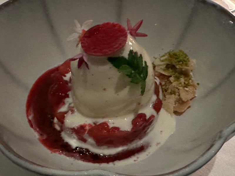 ピーチメルバ。バニラのアイスにラズベリーのソース、アーモンドのチップ