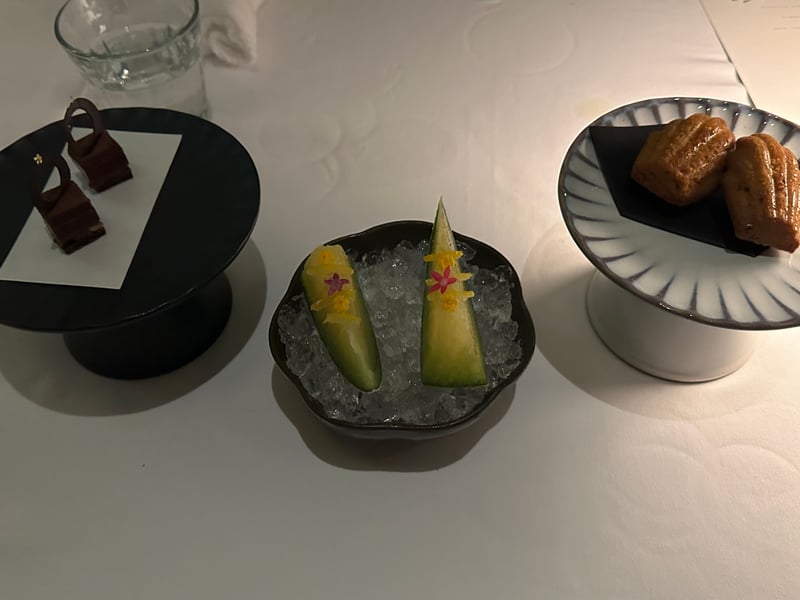 小菓子。チョコレートのケーキ、氷の上のメロン、人参のマドレーヌ