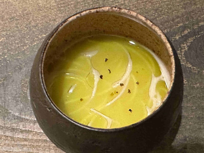 黒い器に張った黄緑のスープ。大門素麺が沈んでいる