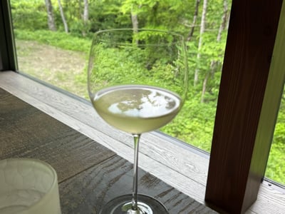 窓辺のグラスに入った、淡い緑色の飲みもの