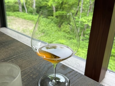 窓辺のグラスに入った、琥珀色の棒茶