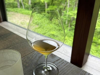 窓辺の大ぶりのグラスに入った、琥珀色のお茶