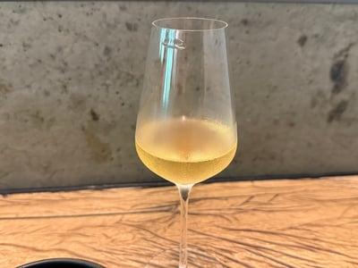 うすい金色の飲みものが注がれたグラス