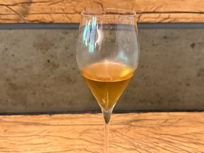 琥珀色の飲みものが注がれたグラス