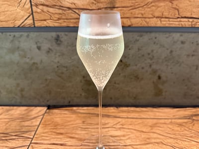 細いグラスに注がれた、レモングラスのノンアルコールスパークリング