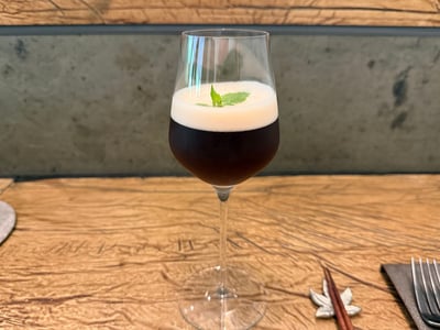 泡立てたバタバタ茶。ミントの葉が一枚浮かぶ