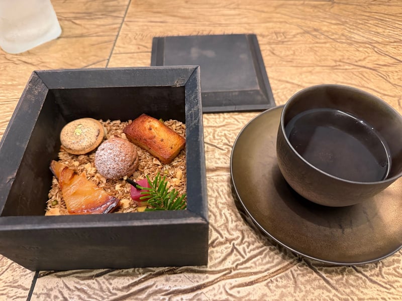 木箱に詰めた小菓子と、黒い碗のお茶