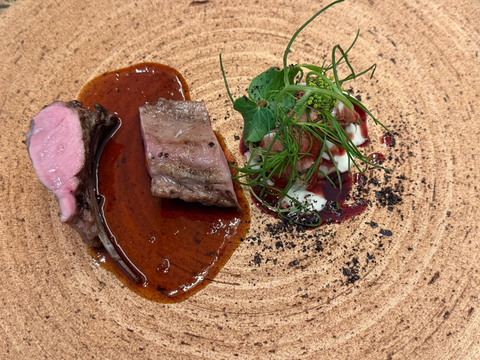 ウリ坊の薪焼き二切れと、茄子の皮のパウダーを散らした付け合わせ