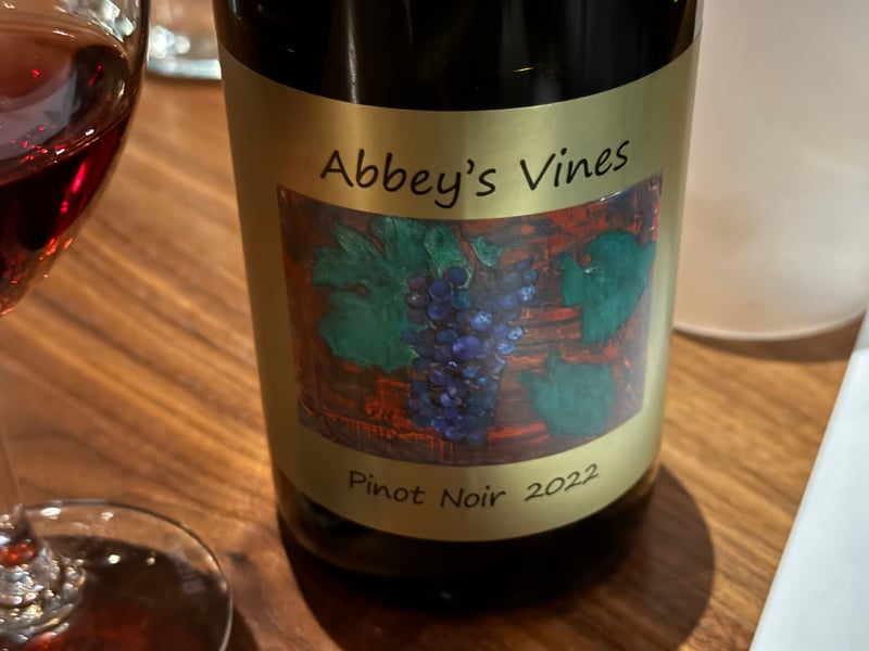 Abbey's Vines のピノ・ノワール 2022 のボトルと赤いグラス
