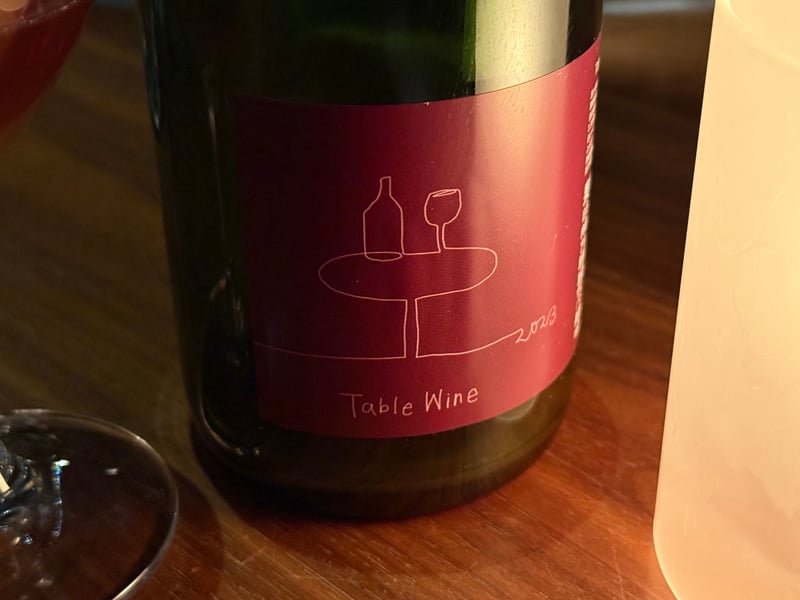 赤いラベルに Table Wine 2023 と書かれたボトル