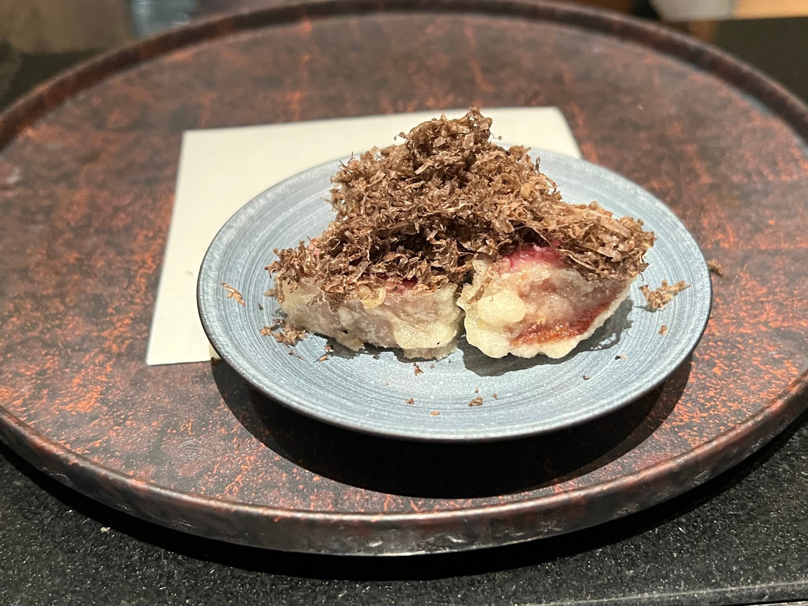 削った黒トリュフが山のようにかかった近江和牛の天麩羅