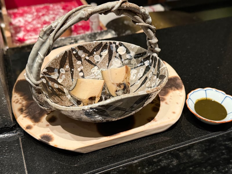 手付きの鉢に昆布で煮た鮑が二切れ、脇の小皿に緑がかった肝のソース
