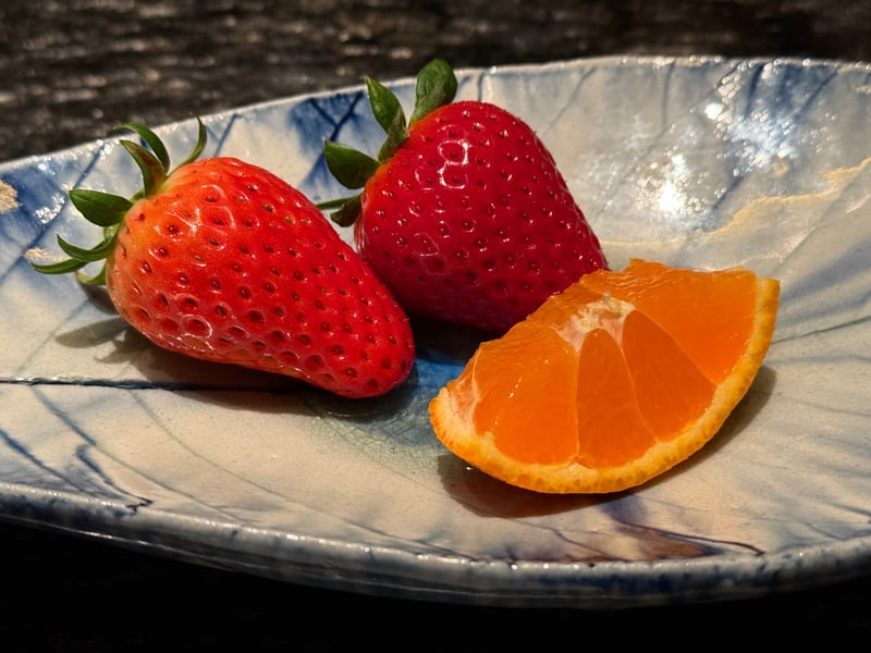 染付の皿に苺が二粒と蜜柑が一切れ