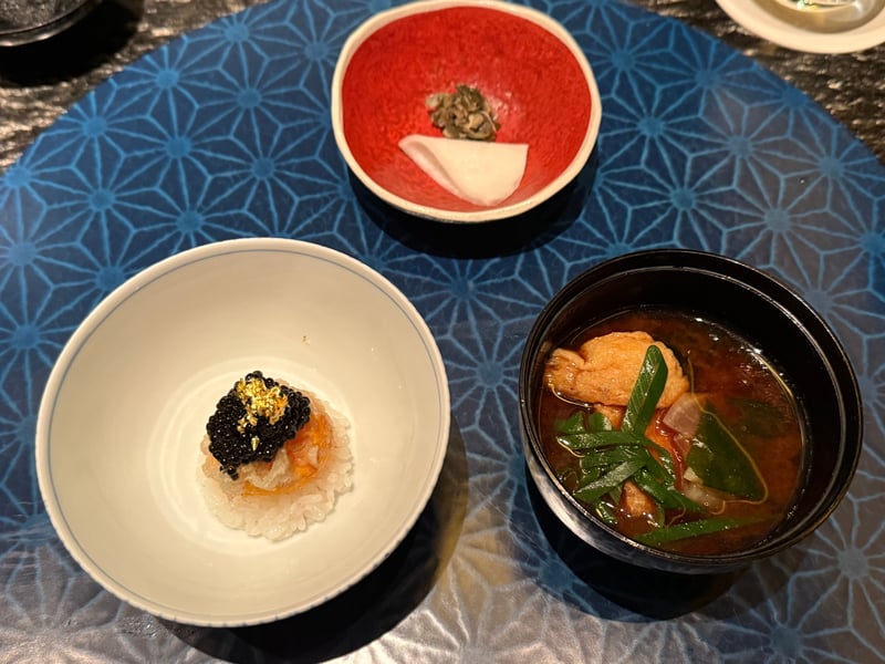 白飯に揚げた卵黄をのせ、キャビアと金箔。脇に香の物と赤出汁