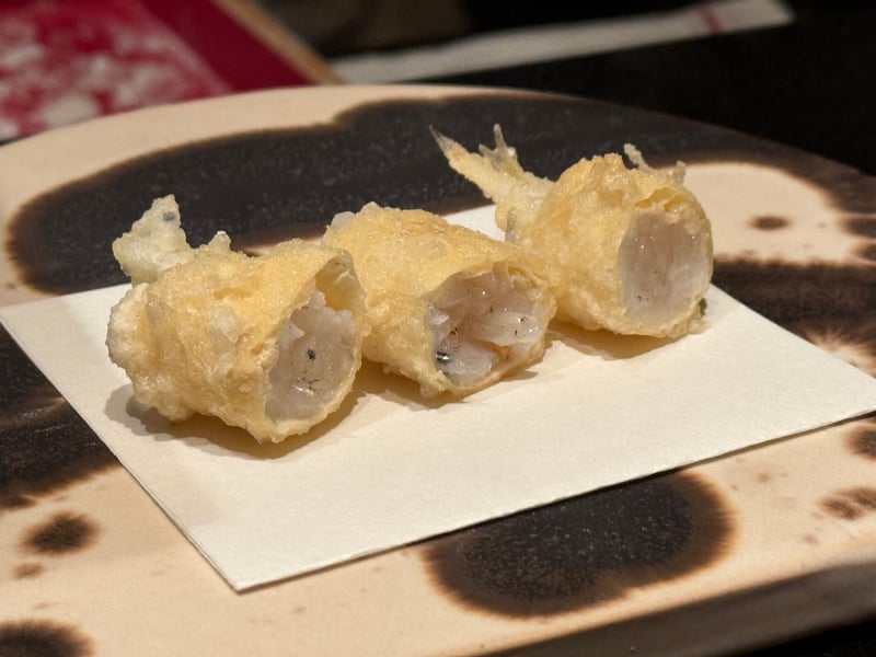 湯葉で巻いて揚げた白魚が三つ、切り口から半透明の白魚が見えている