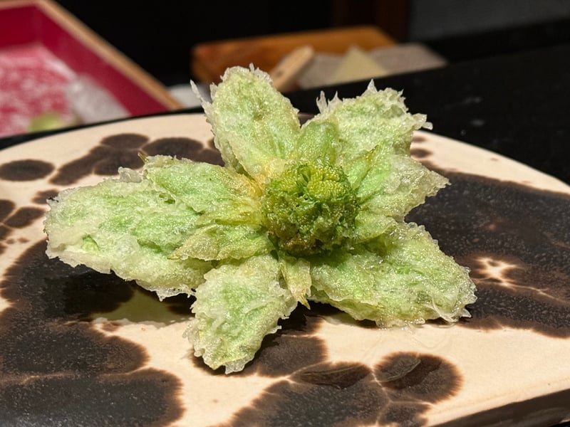 蕗のとうの天ぷら。苞が花のように開いている