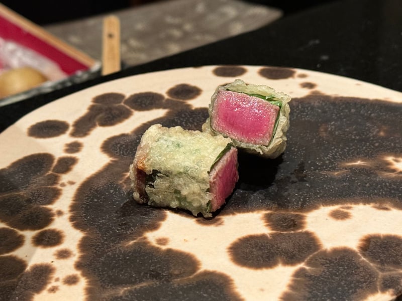 大葉で巻いて揚げた和牛を二つに切って。断面は赤い