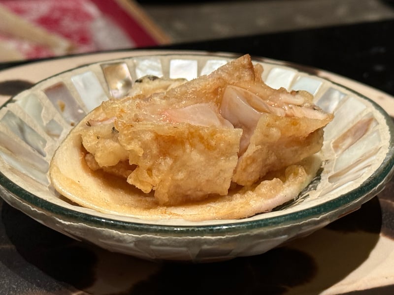 螺鈿の小鉢に、大ハマグリの天ぷらを殻にのせて