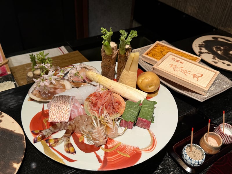 この日の食材。大ハマグリ、白甘鯛、アオリイカ、桜海老、車海老、タラの芽、筍、新じゃが、ホワイトアスパラ、大葉で巻いた和牛、木箱の雲丹