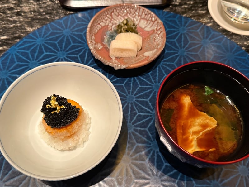 白飯に卵黄をのせ、キャビアと金箔。香の物と赤出汁が付く