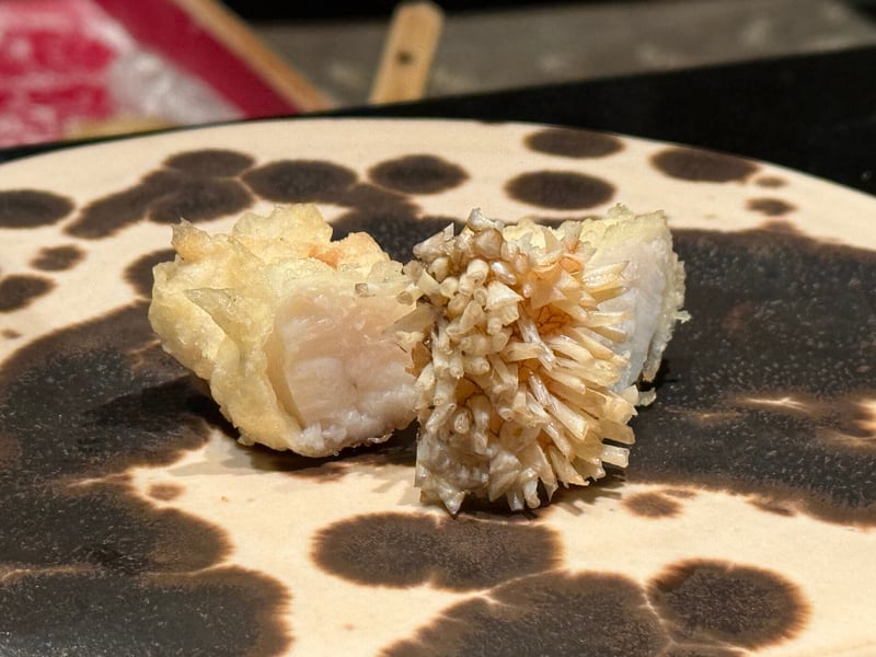 白甘鯛の松笠揚げ。鱗が立った側と身の側が並んでいる