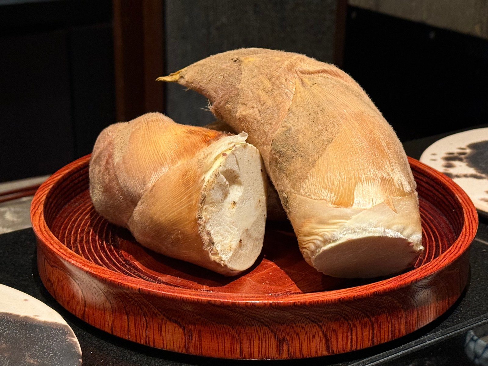 皮付きのままの筍が二本、朱の盆に