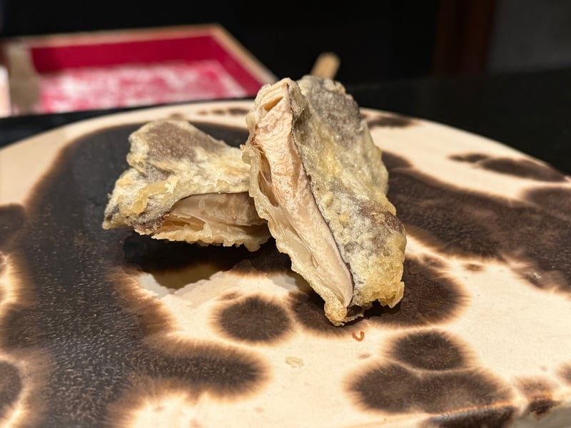 厚い傘を二切れに揚げたあわびたけ