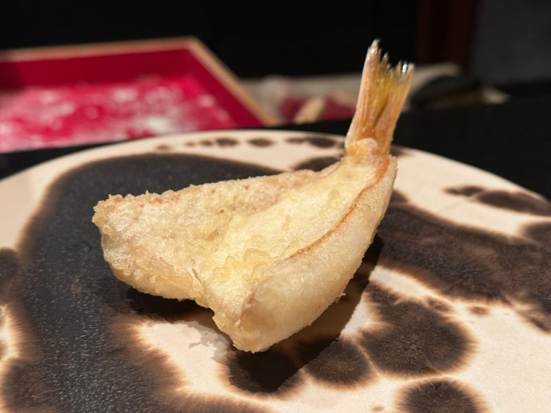 尾びれを立てたまま揚がった花鯛