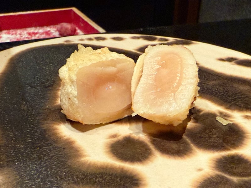 半分に割って中心が生のまま残る帆立の天麩羅