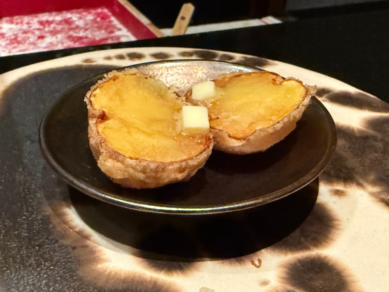 皮ごと揚げて二つに割り、バターをのせたじゃがいも