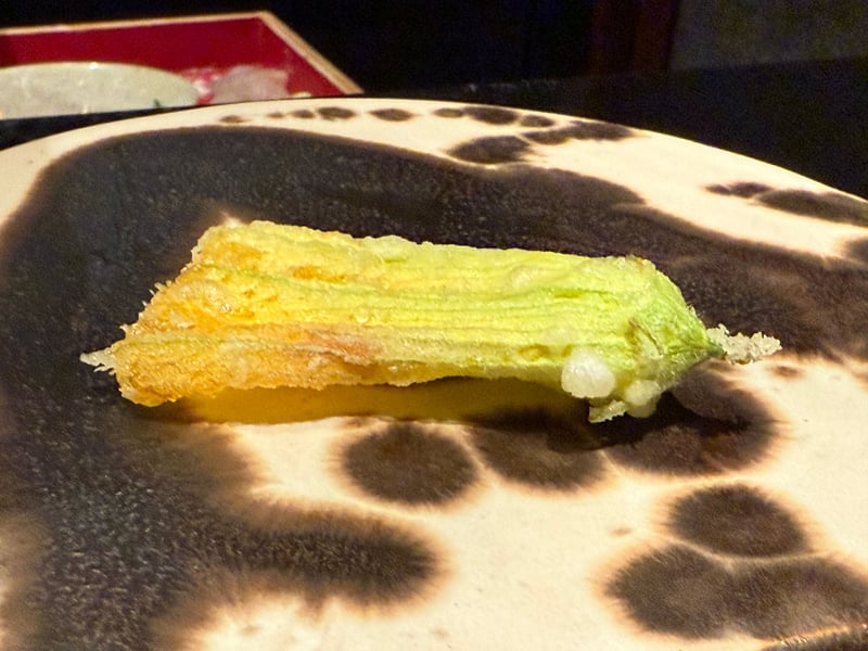 花びらを閉じたまま揚げたかぼちゃの花