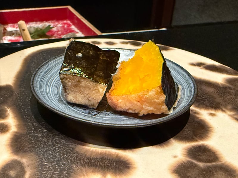 海苔で巻いた伏見の栗かぼちゃの天麩羅二切れ