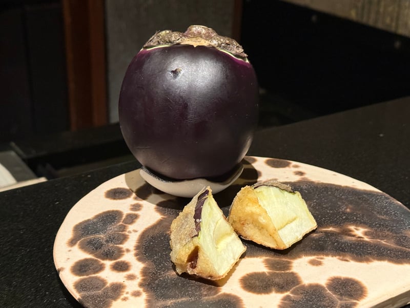 丸のままの綾部の賀茂茄子と、揚がった二切れ