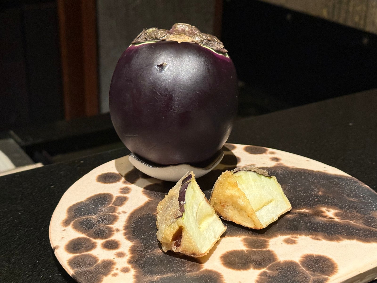 丸のままの綾部の賀茂茄子と、揚がった二切れ