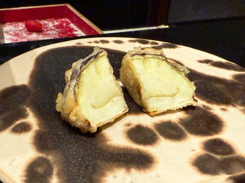 紫の皮を残して二切れに揚げた賀茂茄子