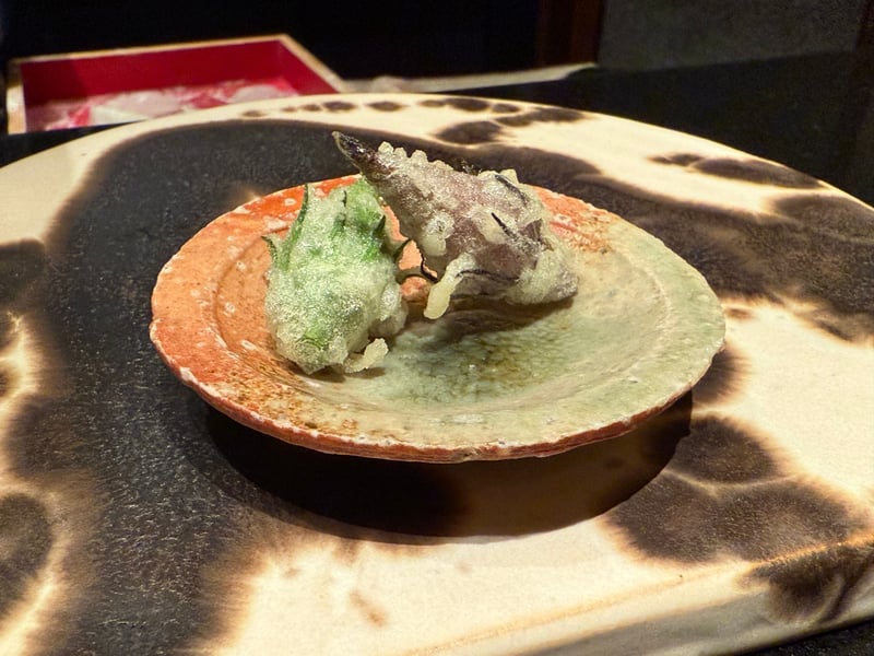 緑と赤みのオクラのつぼみを一つずつ、小皿に