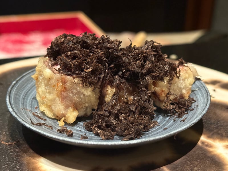 黒トリュフを削りきった近江牛の天麩羅