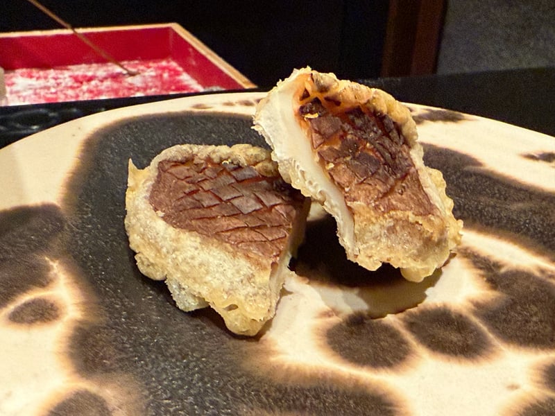襞を見せて二切れに割った能登115の椎茸